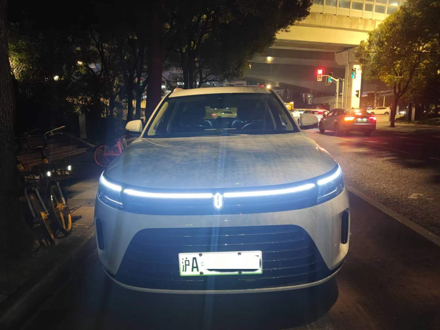 华为问界M7插电混动SUV，开起安静平稳，自驾租车