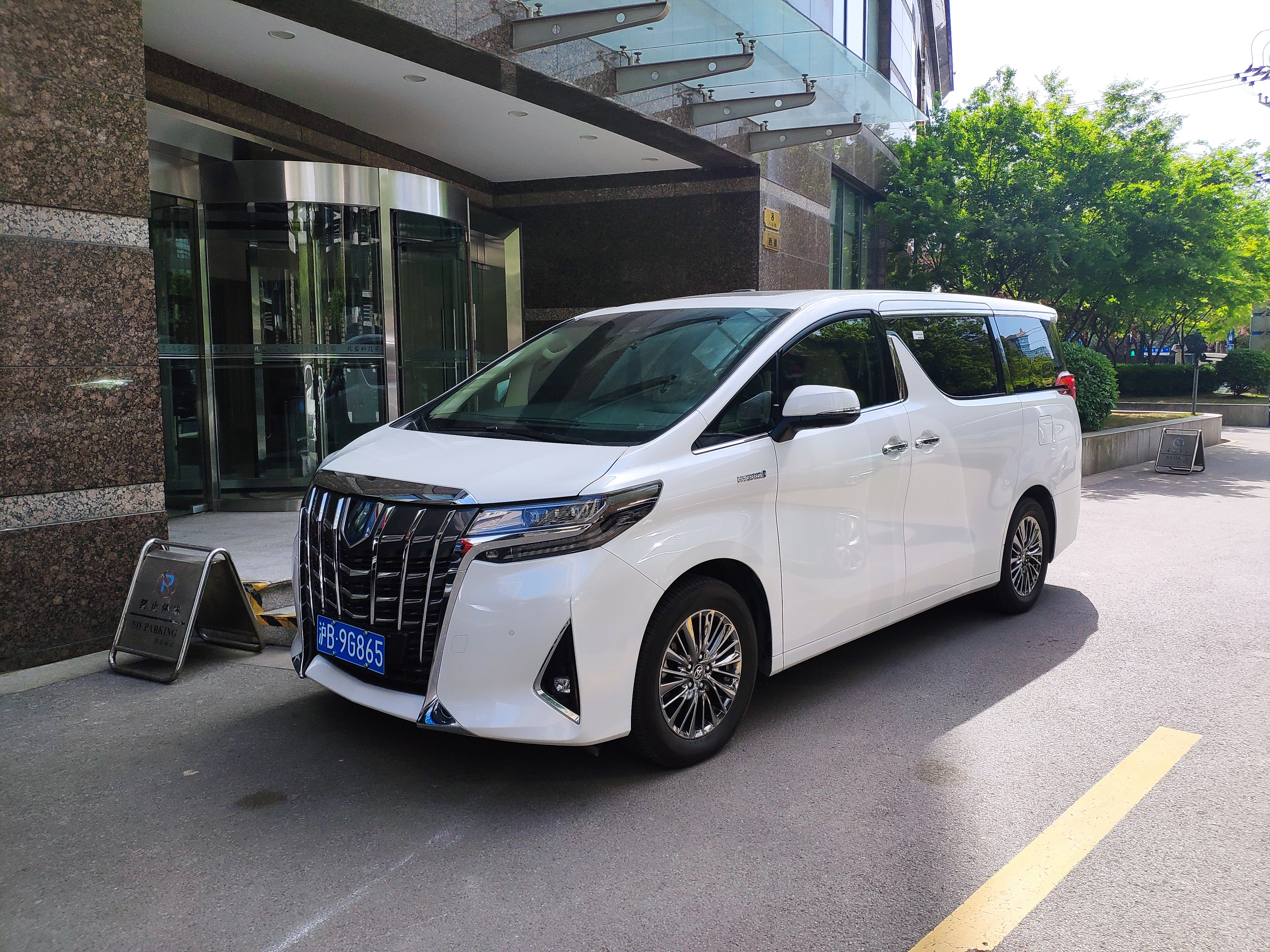 上海租车商务车丰田埃尔法，别克GL8